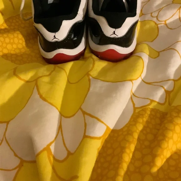 Nike Black and White Sneakers Classic Design - Picture 3 of 6